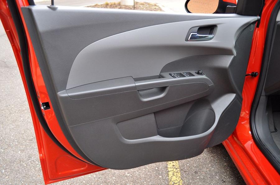  Chevrolet Sonic LTZ 2012 года  (фото 13 из 48)